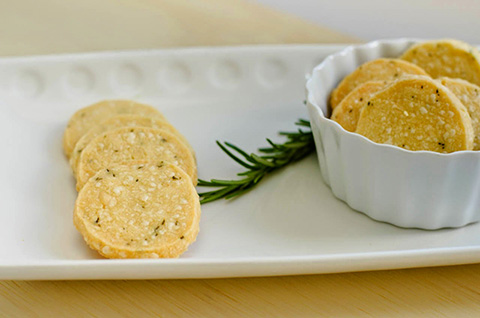 Para fazer em casa: Biscoitinhos de parmesão e alecrim