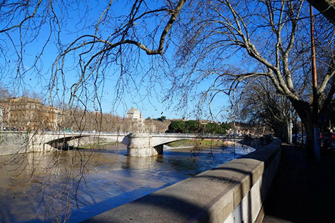 Turismo na Itália: Rio Tevere em Roma.